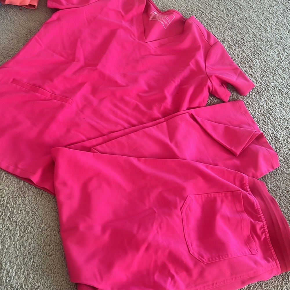 Figs pink scrubs Small top and bottom, only wore once: excellent condition